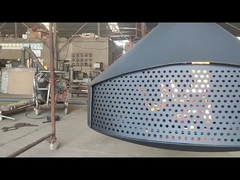 ヨーロッパの掛かる木製の非常に熱いストーブの装飾的な天井によって中断される暖炉